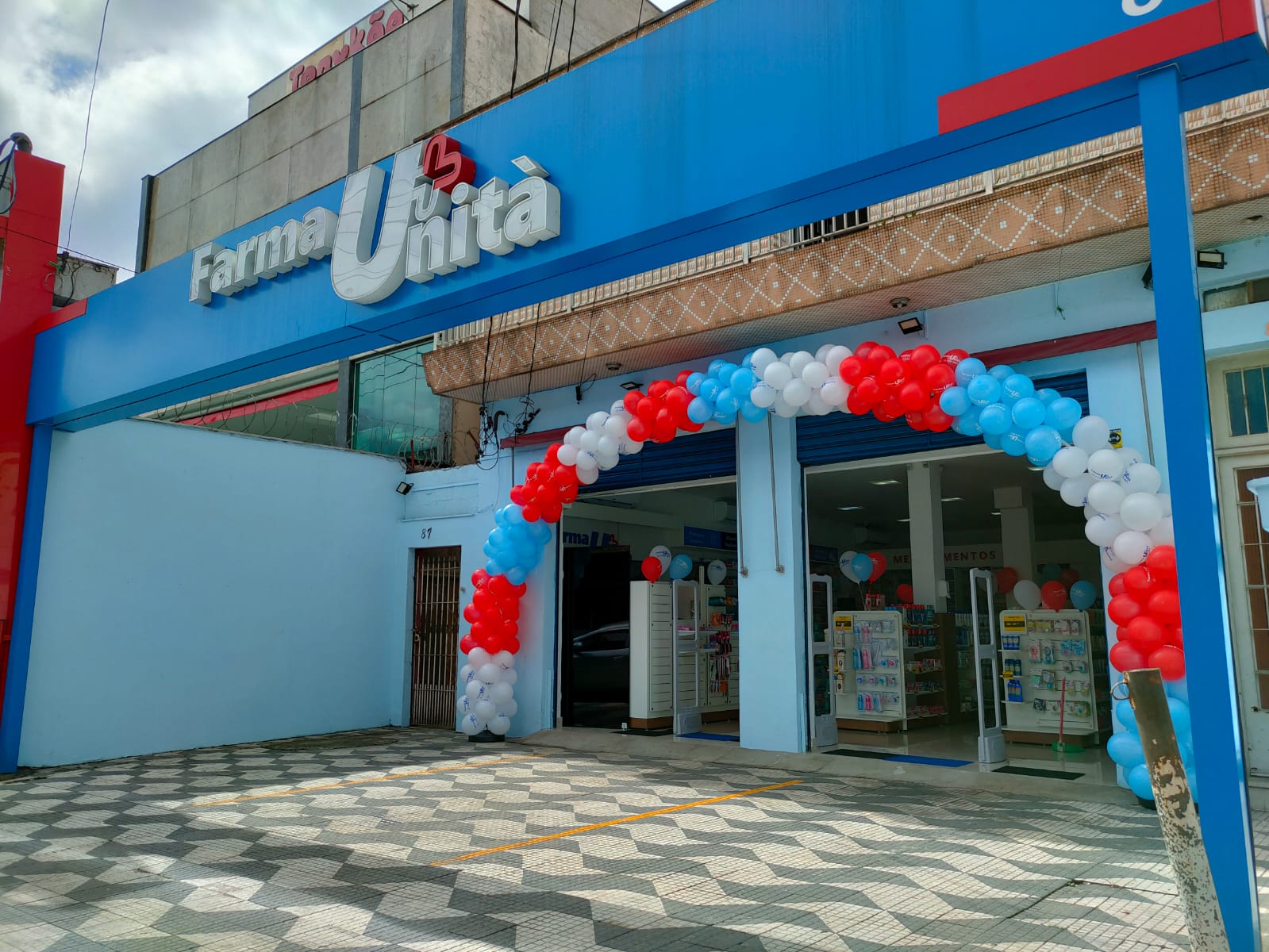 Fachada da Farma Unità